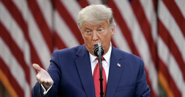 Экс-пресс-секретарь Белого дома рассказала о неуместных шутках Трампа.