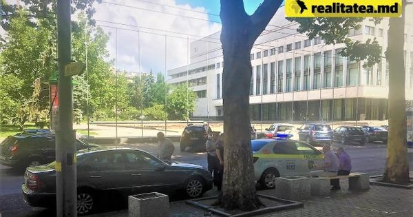 Водители продолжают парковаться на ул. Пушкина.