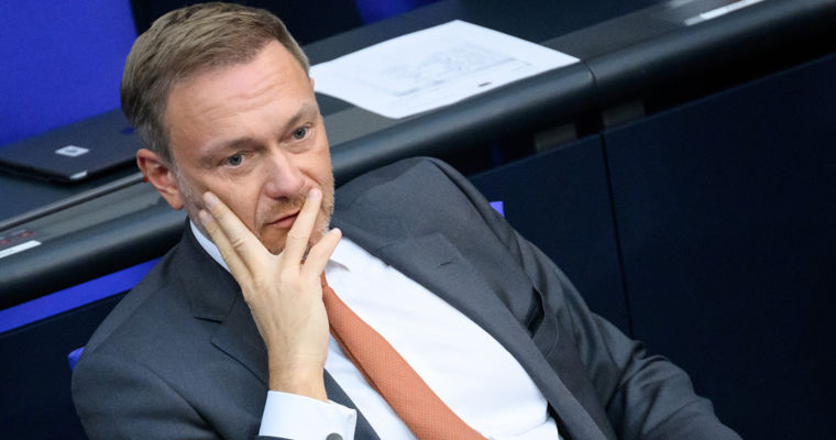 Объем промышленного производства в Германии по итогам 2023 года сократился на 2%.