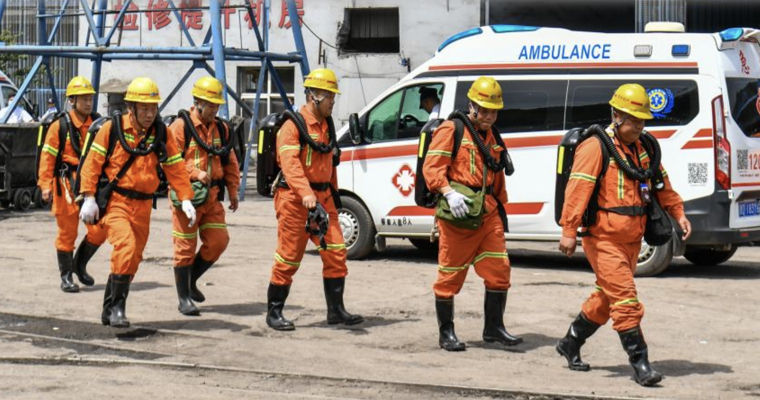 В Китае при взрыве на шахте погибли более 90 человек.