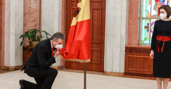 Новый вице-премьер во время присяги поцеловал флаг страны через маску