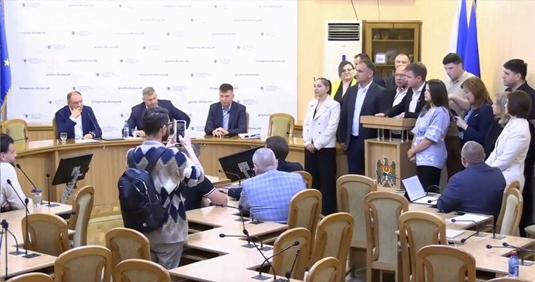 Советник PAS возмутился, что мэра Кишинева нет на заседании, не заметив того в зале.