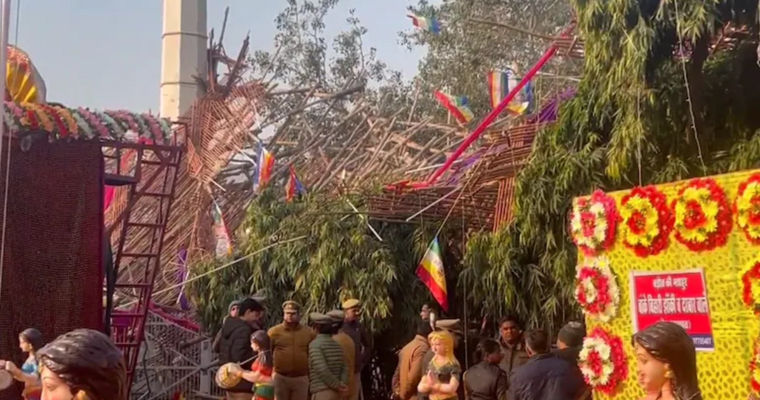 Șase persoane au murit din cauza prăbușirii unei scene la un festival religios în India.