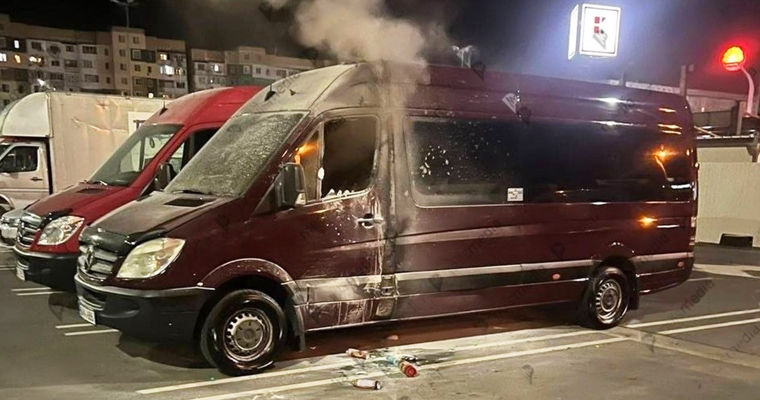 На парковке возле торгового центра в Кишиневе загорелся автомобиль.