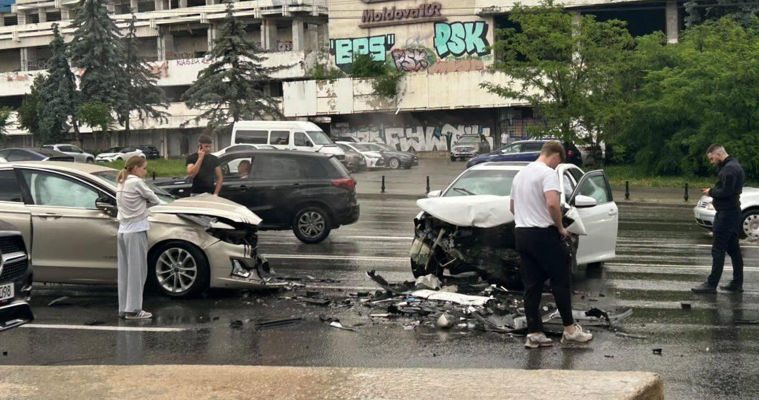 Момент ДТП в Кишиневе попал на камеру видеорегистратора.