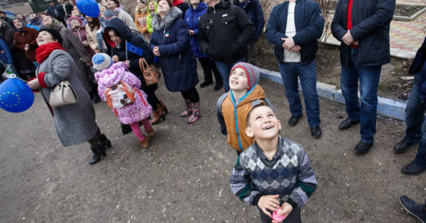 După 25 de ani, străzile din satul Congaz, Găgăuzia, iarăşi iluminate. Foto: ZdG