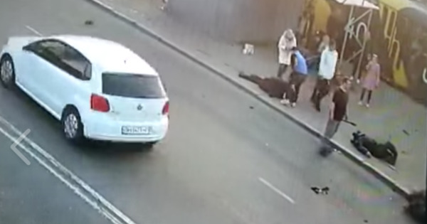 В Одессе задержали мужчину, бившего лежащих на асфальте нацгвардейцев, которых сбил автомобиль.