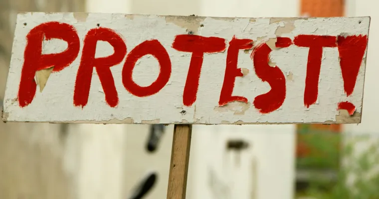 Педагоги грозят национальными протестами, если зарплаты не повысят с 1 сентября