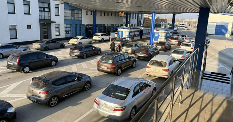Cozi la frontieră: Sute de mașini așteaptă la intrările în punctele de trecere Palanca și Tudora.