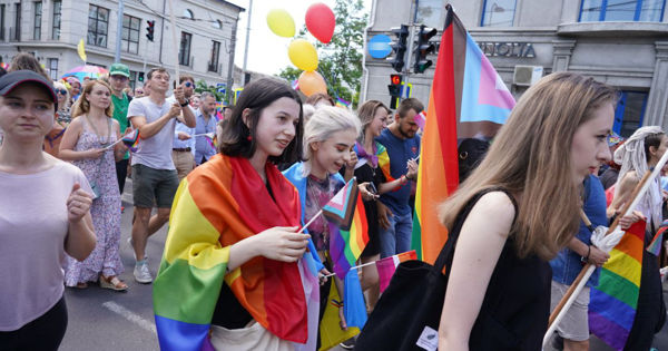 В центре столицы проходит марш ЛГБТ.