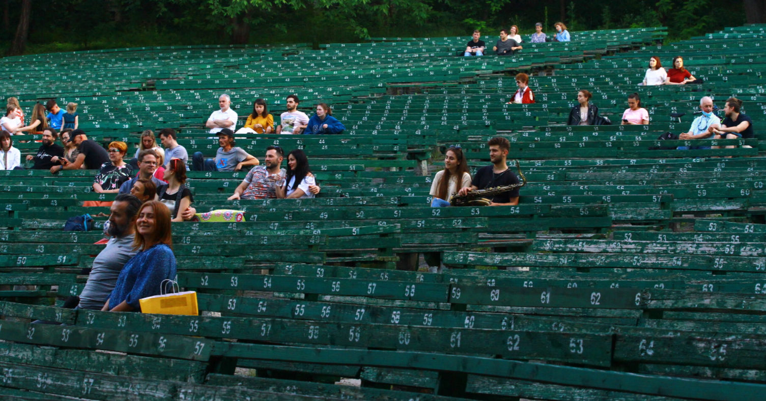 зеленый театр в парке горького
