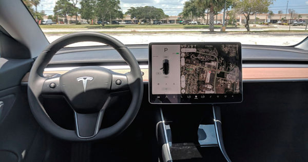 Tesla начала брать деньги с водителей за использование навигатора.