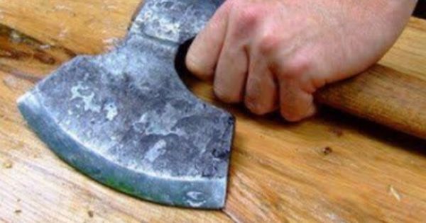 A ajuns la spital după ce a fost lovit de vecin cu toporul în cap