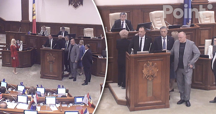 Оппозиция блокировала трибуну в парламенте, заседание пришлось прервать.