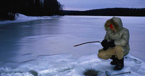 На замёрзших озёрах можно увидеть много любителей подлёдной рыбалки.