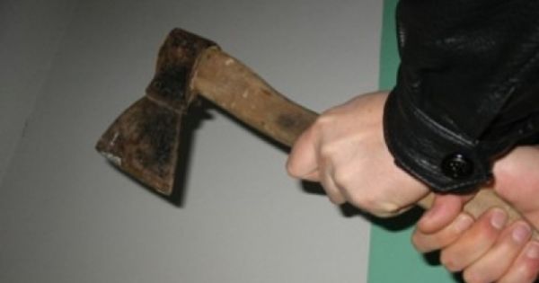 Și-a bătut tatăl cu toporul: Bărbatul va sta 8 ani după gratii