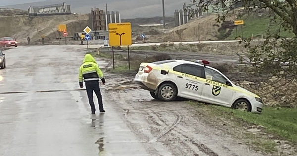 В Комрате машина патрульной полиции оказалась в кювете. Фото: gagauzinfo.md.
