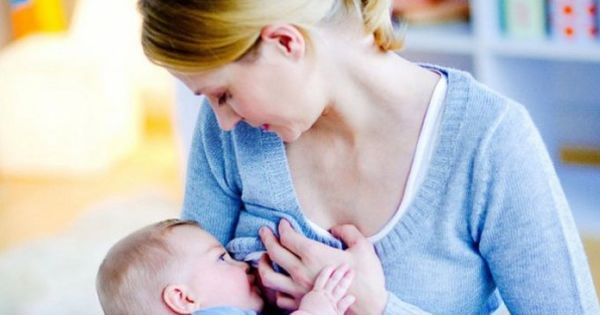Tot mai puţine femei îşi alăptează copiii.