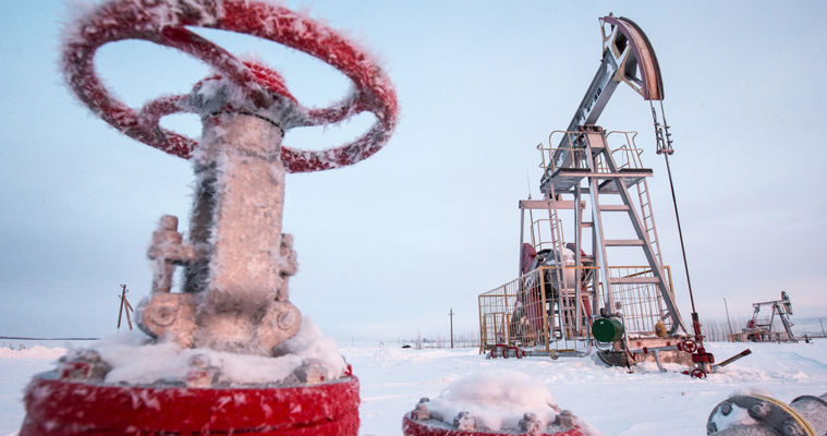 Bloomberg: Добыча нефти в России снизилась до минимума за полтора года.