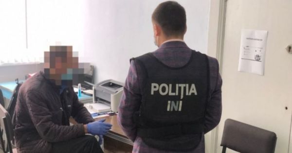 В Единцах сотрудник поликлиники выдавал за деньги сертификаты вакцинации.