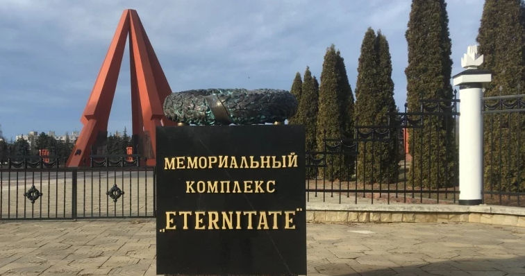 Началась уборка на мемориальном комплексе "Вечность".