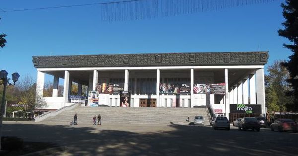 Парковки в сквере Национального театра оперы и балета больше нет.