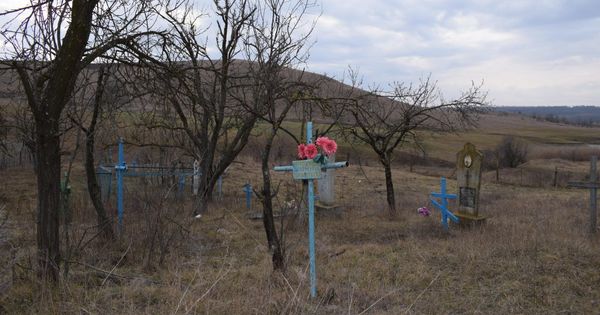 В Гагаузии неизвестный сообщил о минировании кладбища и требовал деньги