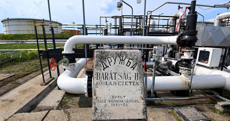 Зеленский: Украина отремонтирует нефтепровод "Дружба" весной.