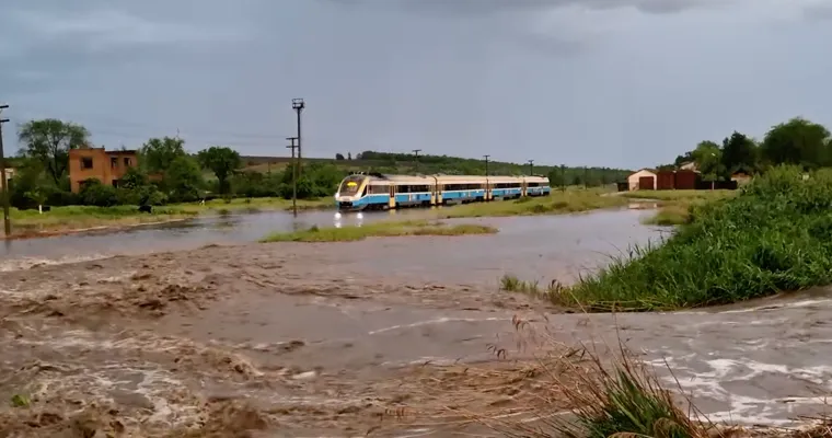 Haos la Ungheni după furtună: Un tren, blocat și drumuri inundate