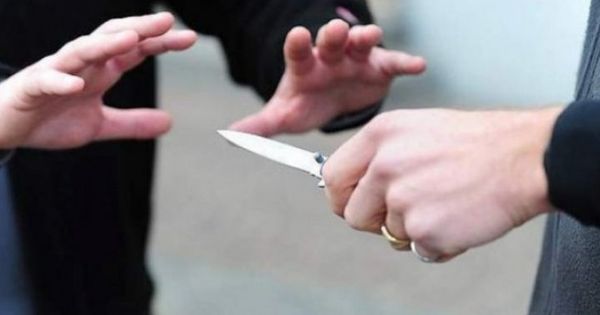 В Каушанах мужчина пригрозил ножом полицейским после замечания правильно надеть маску.