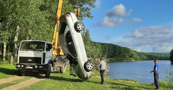 Водолазы вытащили на берег затонувший в Днестре автомобиль