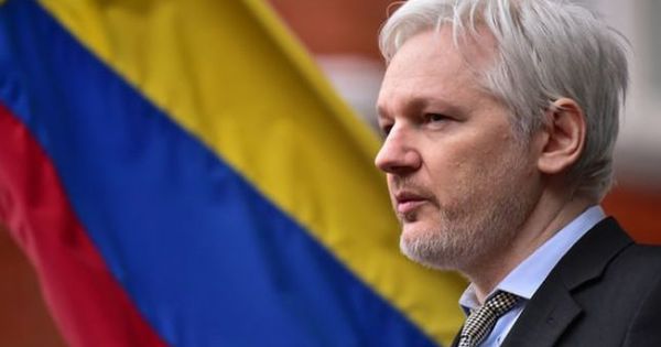 Ecuadorul i-a blocat accesul la internet lui Julian Assange în ambasada din Londra. Foto: EPA