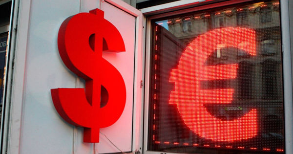 Курс доллара на Forex впервые с 2002 года превысил курс евро.