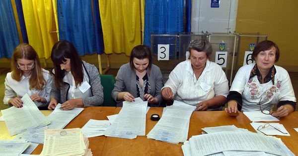 Партия Зеленского сохранила лидерство после обработки 80% протоколов.