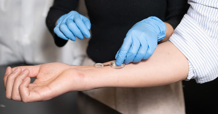 Cercetătorii au creat un bandaj „inteligent” pentru răni care eliberează antibiotice în prezența bacteriilor.