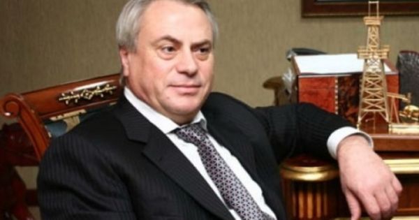 Имя Стати крайне редко появляется в СМИ, он сторонится публичных мероприятий.