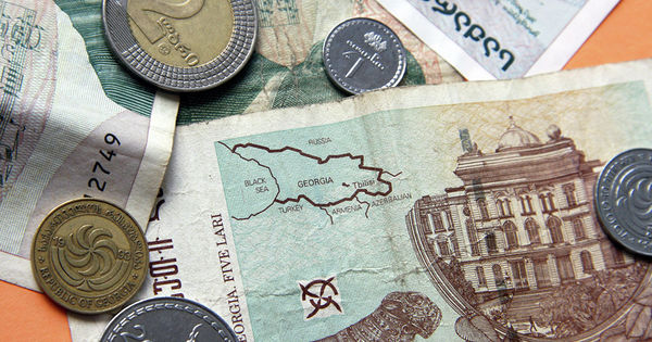 Лари обесценился из-за ожидания санкций со стороны России.
