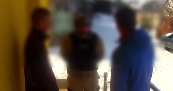 Hoţ speriat: S-a ascuns sub pat după ce s-a declanșat alarma