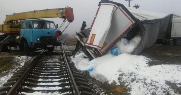 В Шолданештском районе произошла авария: поезд сбил фуру.