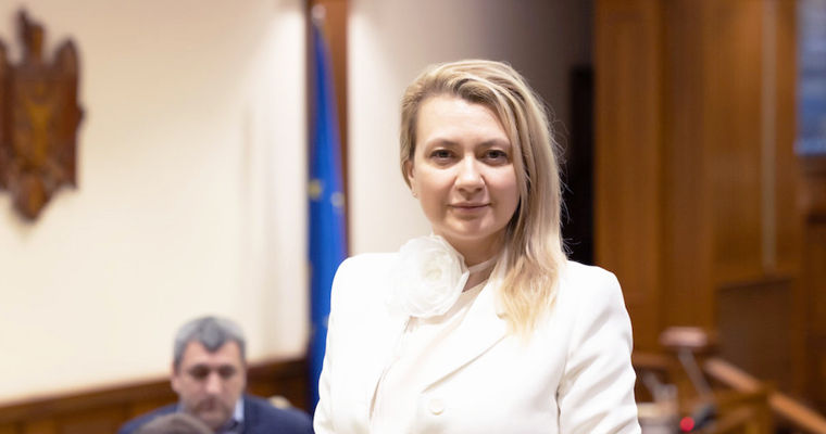 Депутат парламента меняет свое кресло в пользу работы в МВД.