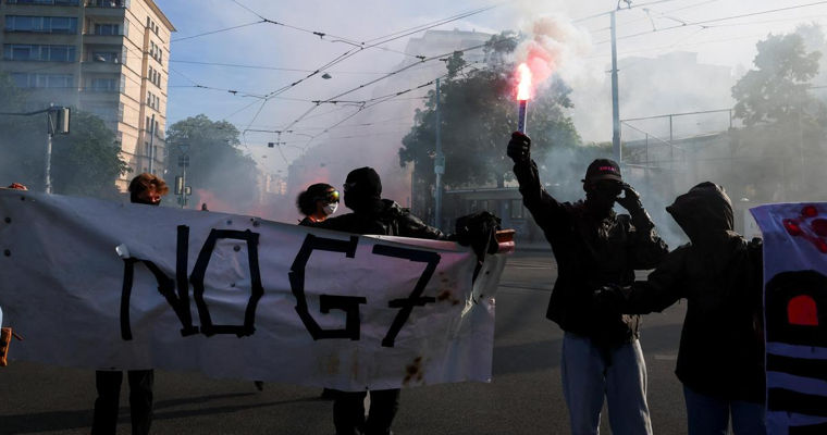 Полиция Женевы разогнала слезоточивым газом протестующих против саммита G7.