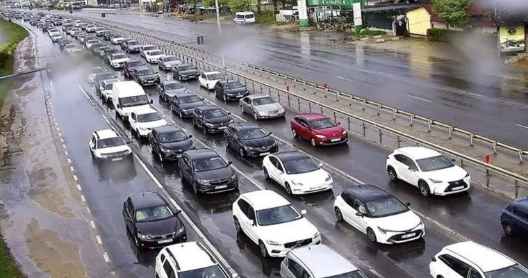 Ежедневно на улицы Кишинева выезжает 400 тыс. автомобилей.