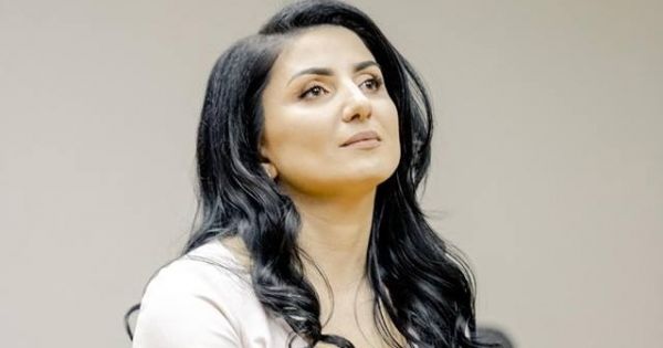 Svetlana Sainsus cântă cu un tânăr care suferă de cancer