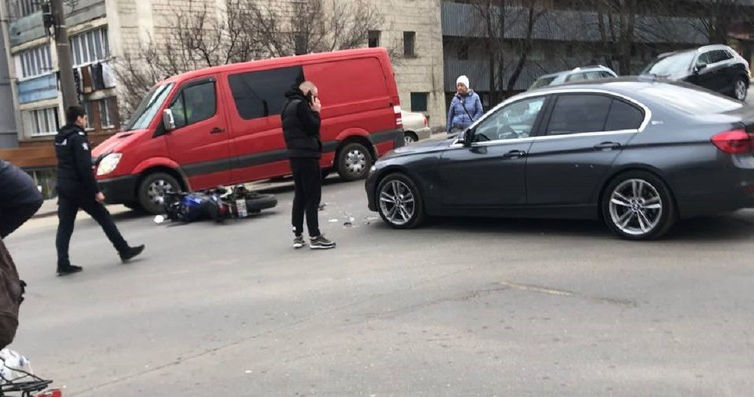 ДТП в Кишиневе: пострадал мотоциклист. Фото: evacuator.md