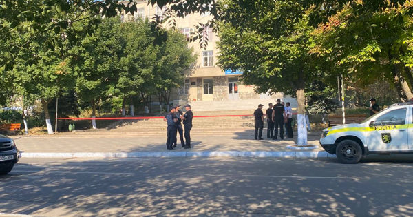 Поступило сообщение о "заложенной бомбе" в здании комратского лицея.
