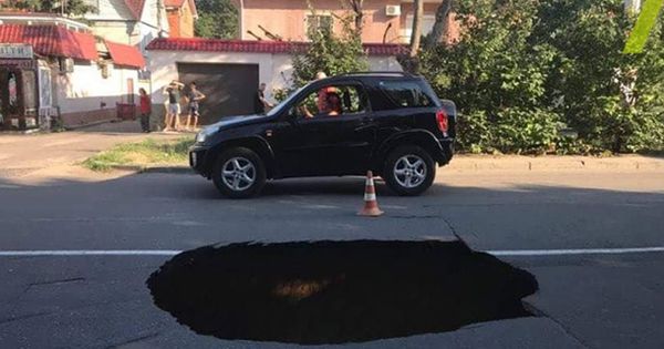 В Одессе посреди дороги образовался провал.