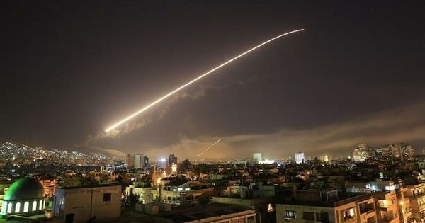 В результате воздушной атаки на окрестности Дамаска четыре человека погибли и 21 получил ранения.