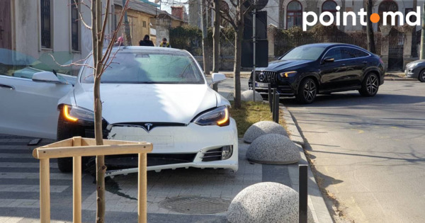 В Кишинёве в ДТП разбили новый Mercedes и Tesla.
