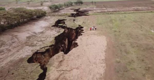 Africa se rupe în două.
