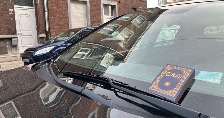 Persoane necunoscute au lăsat zeci de exemplare ale Coranului pe mașinile parcate într-un oraș belgian.